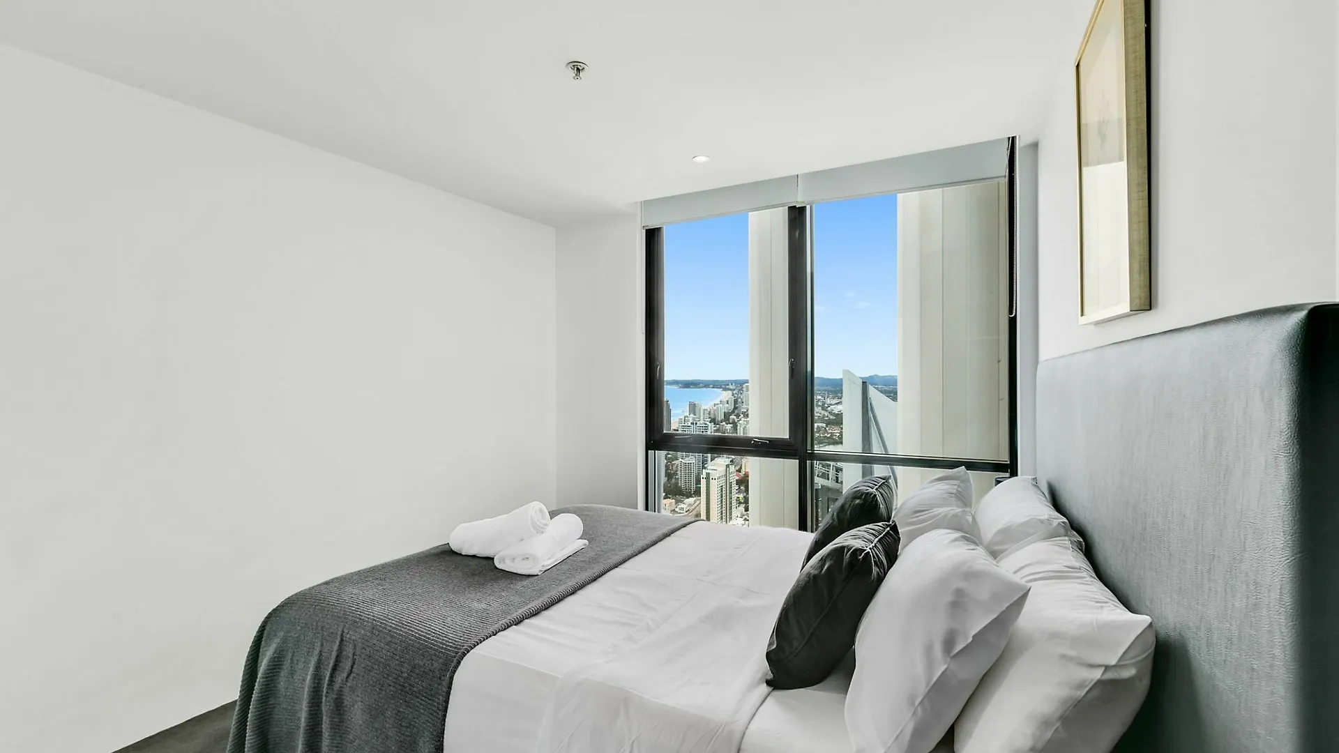Circle On Cavill - We Accommodate Surfers Paradise Appartamento
