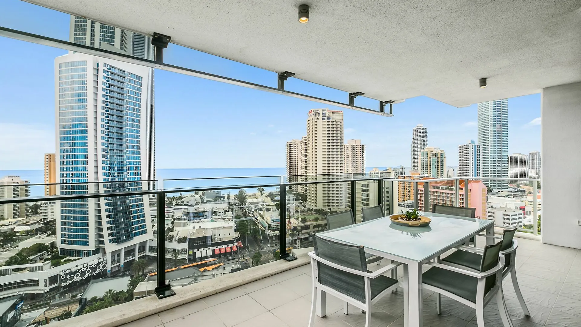 Circle On Cavill - We Accommodate Surfers Paradise