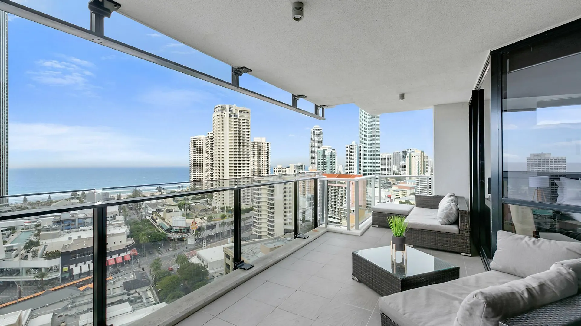 Circle On Cavill - We Accommodate Surfers Paradise Australia