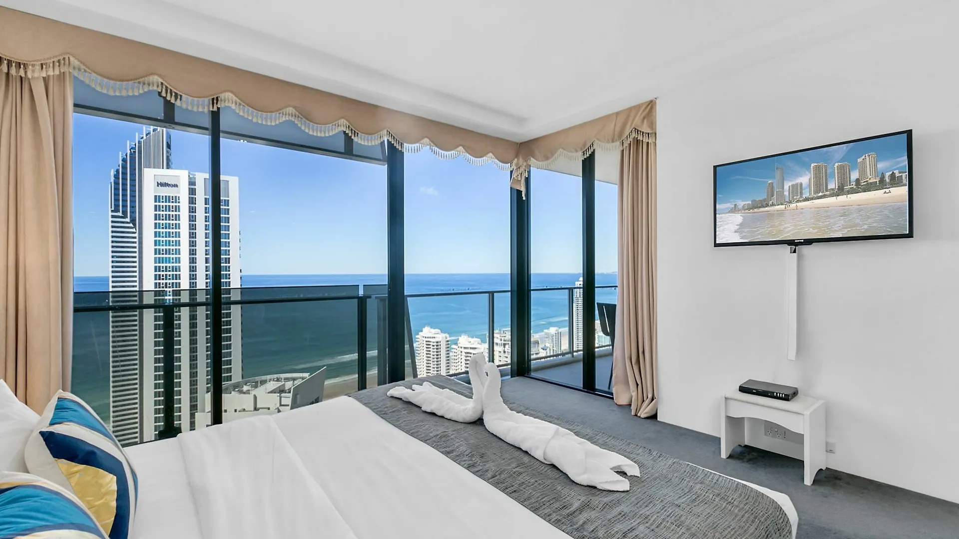Circle On Cavill - We Accommodate Surfers Paradise Appartamento